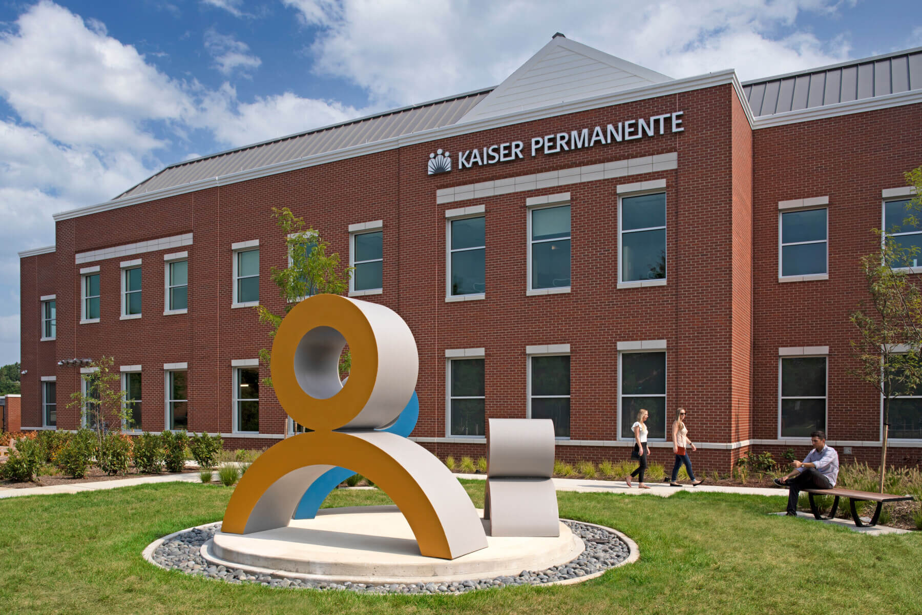 statue of the Kaiser Permanente logo in the outdoor courtyard